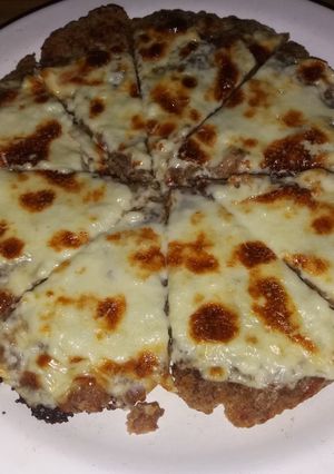 Una foto de Pizza de carne, cebolla y zanahoria