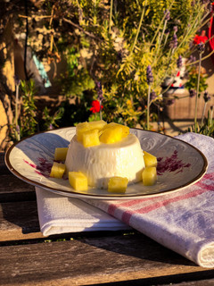 Una foto de Panna cotta de piña colada
