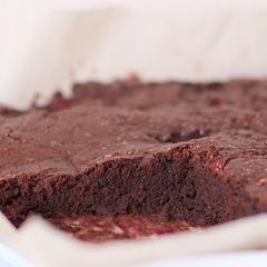 A picture of Brownies and raspberries.