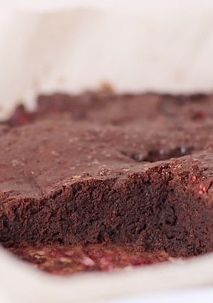A picture of Brownies and raspberries.