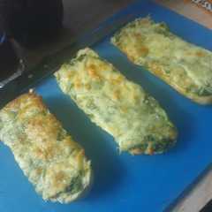Una foto de Pan de ajo y queso