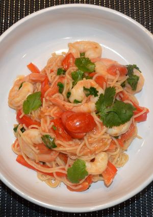 Une photo de Nouilles asiatiques sautées aux crevettes
