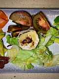 Ensalada de tomates, aguacate, verduras encurtidas y rulo de cabra tostado