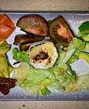 Ensalada de tomates, aguacate, verduras encurtidas y rulo de cabra tostado