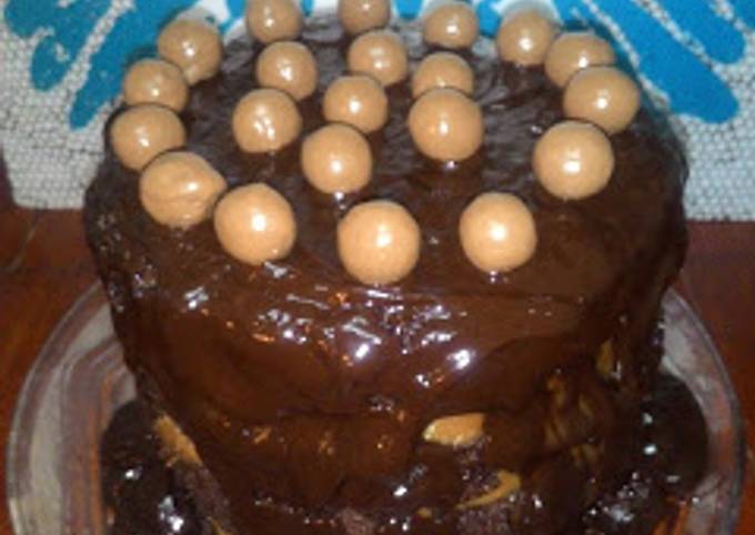 Bolo de chocolate com café na massa e ganache de caramelo