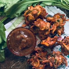 A picture of Crispy Aloo, Palak aur Pyaaz ke pakoray.