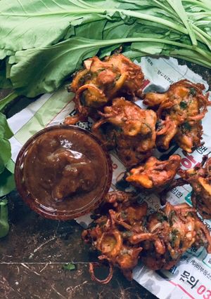 A picture of Crispy Aloo, Palak aur Pyaaz ke pakoray.