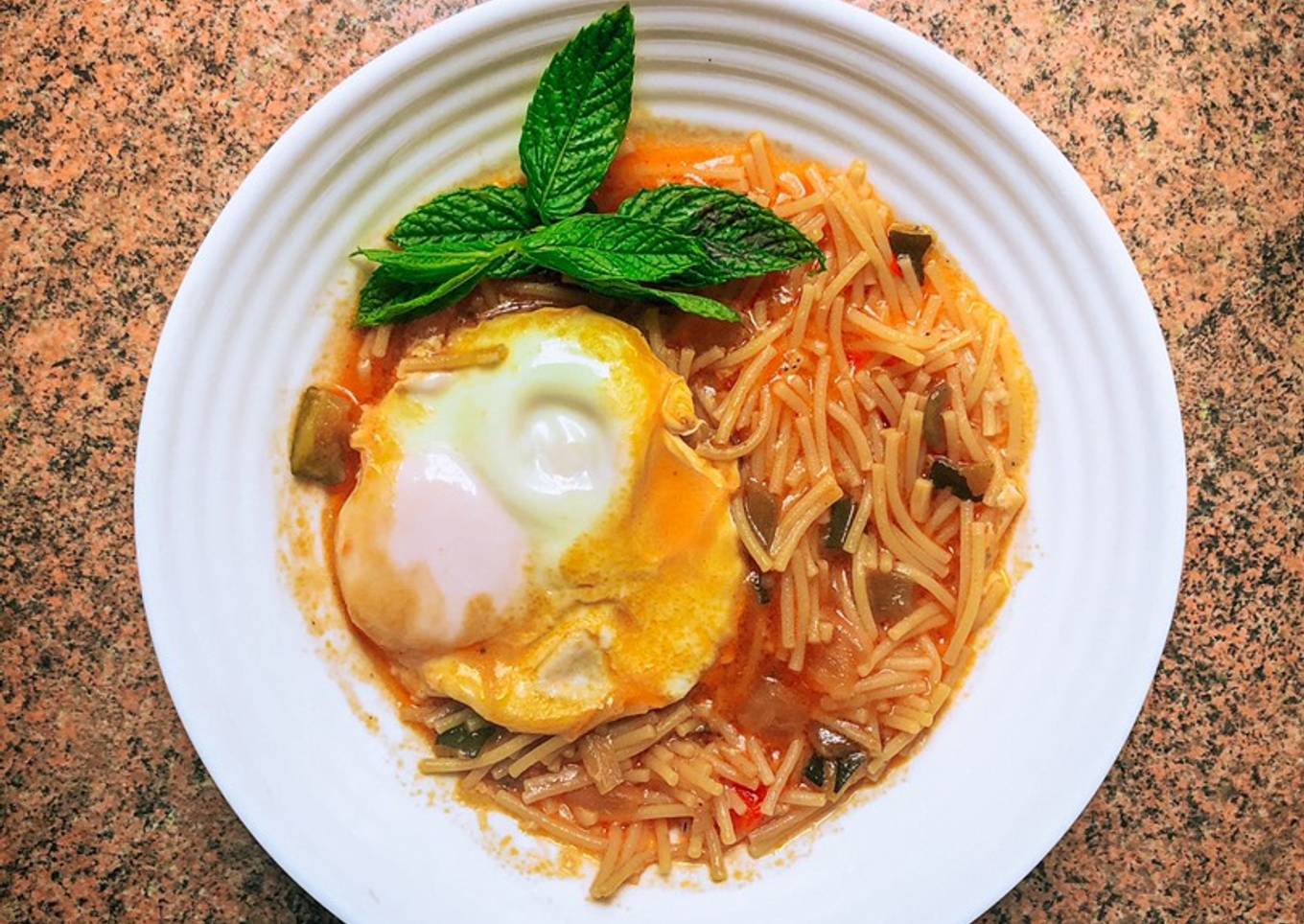 Fideuá de tomate con huevo escalfado 🍅