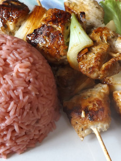 Una foto de Brochetas de cerdo a la provenzal con arroz pink