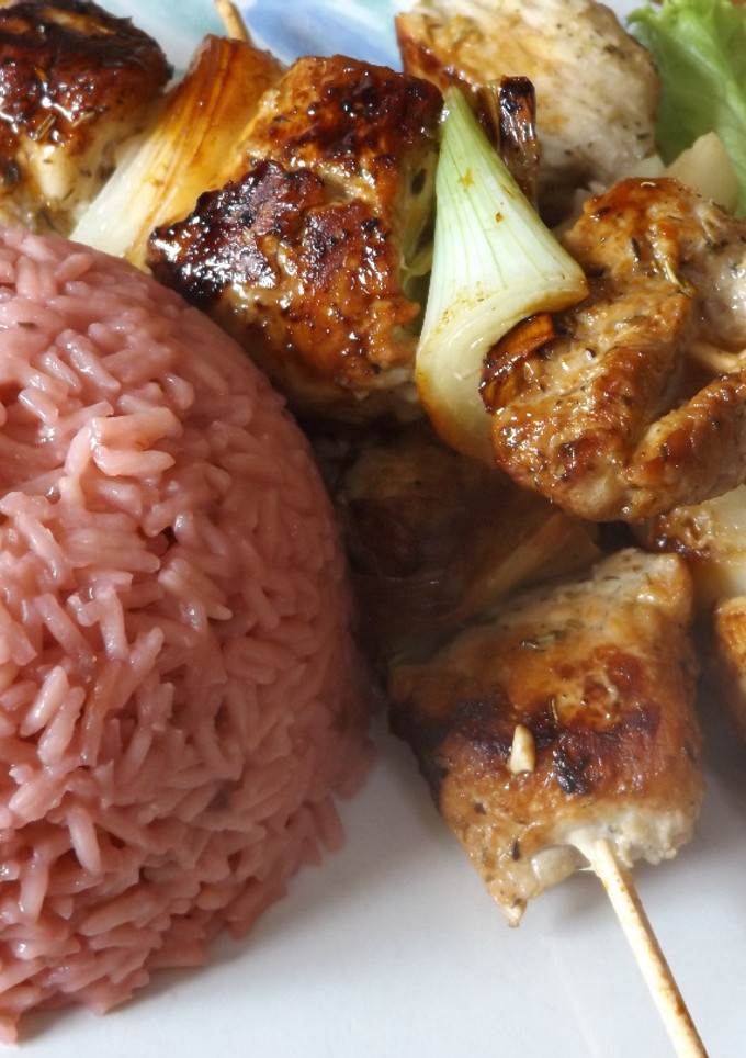 Una foto de Brochetas de cerdo a la provenzal con arroz pink