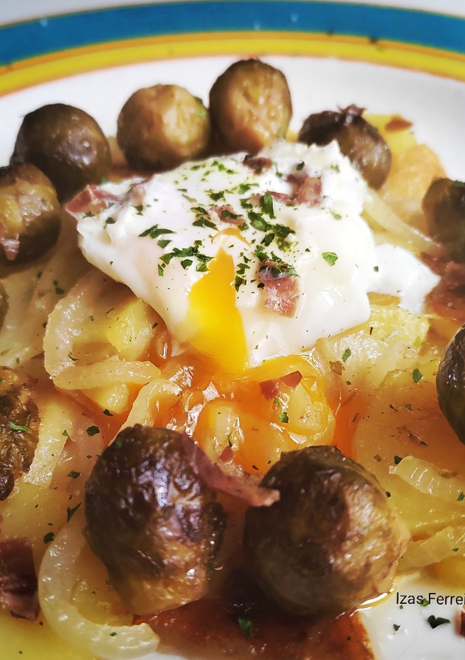 Una foto de Huevos rotos con coles de Bruselas