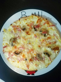 Una foto de Pizza carbonara con champiñones