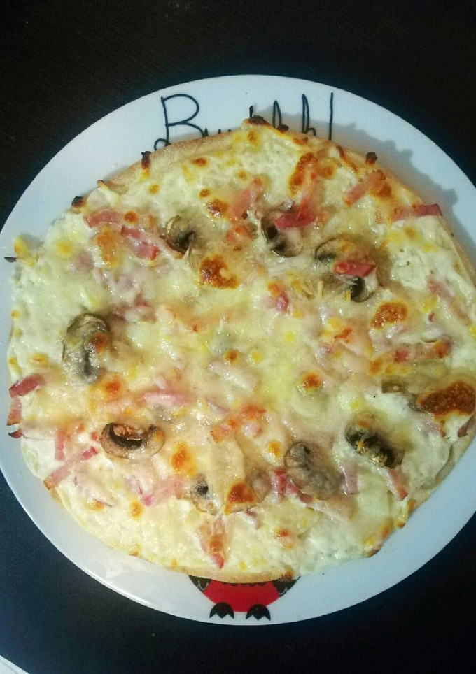 Una foto de Pizza carbonara con champiñones