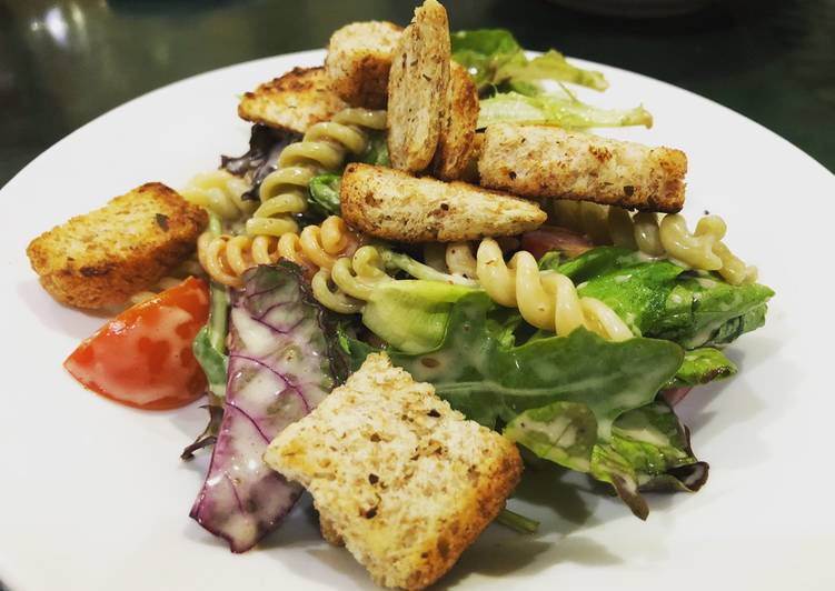 Highland Mesclun Salad Pack with Fusilli, Crouton and Roasted Sesame Dressing