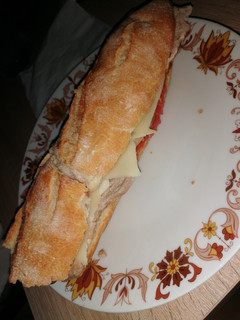 Una foto de Bocata lomo con queso y piña