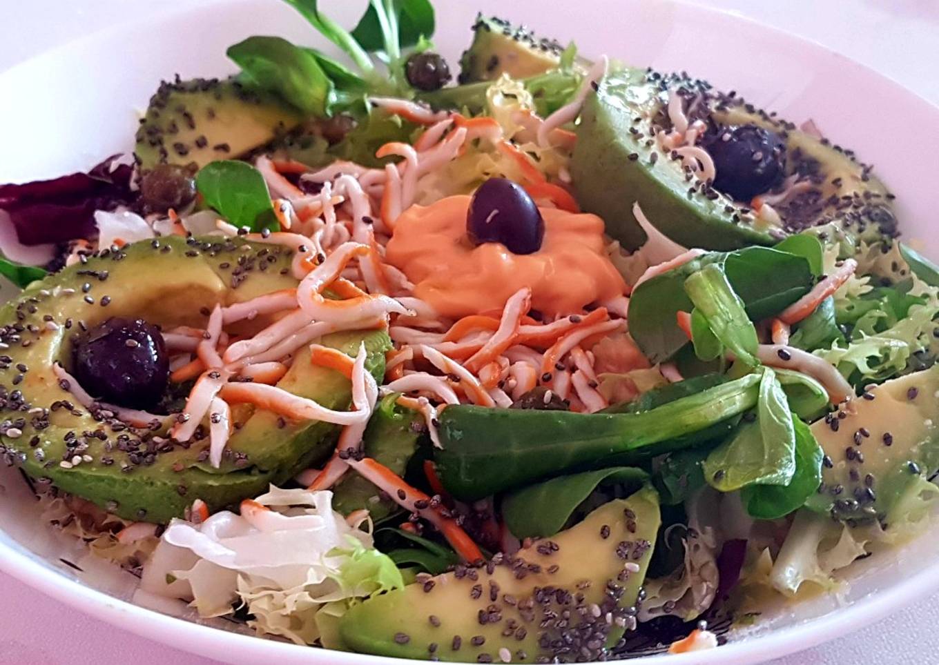 Ensalada de aguacate y surimi con salsa cocktail