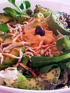 Una foto de Ensalada de aguacate y surimi con salsa cocktail