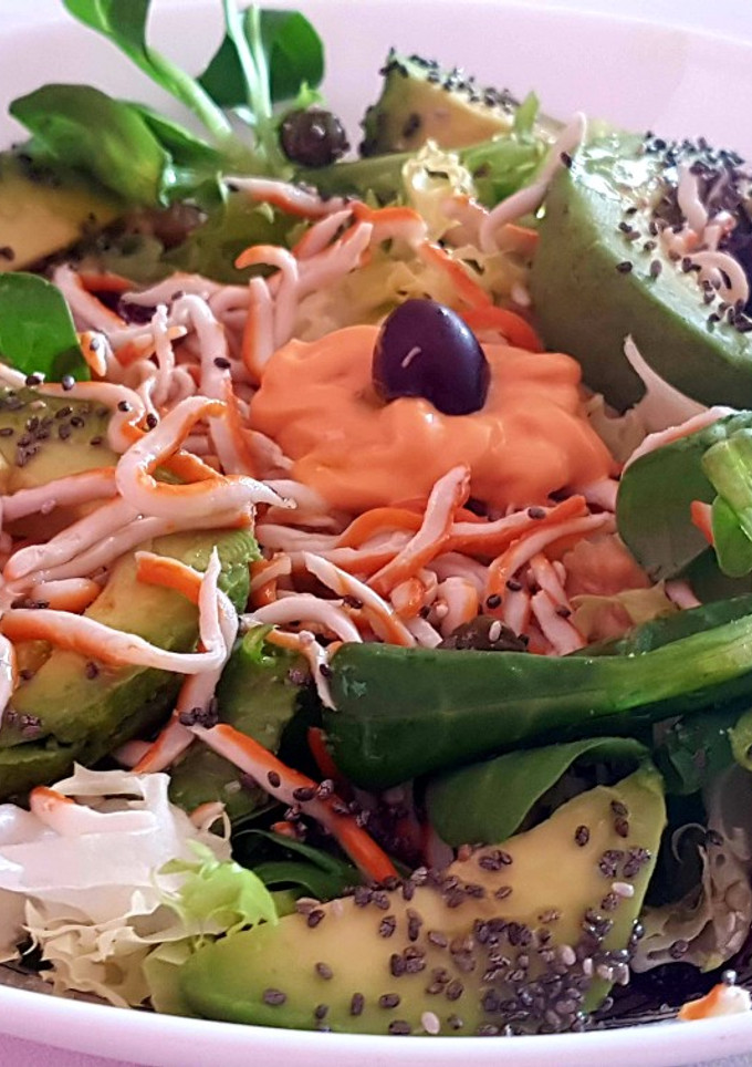 Una foto de Ensalada de aguacate y surimi con salsa cocktail
