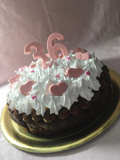 Una foto de 🎂BROWNIE DE CHOCOLATE DULCE DE LECHE Y MERENGUE 🎂