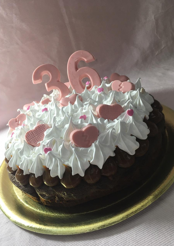 Una foto de 🎂BROWNIE DE CHOCOLATE DULCE DE LECHE Y MERENGUE 🎂