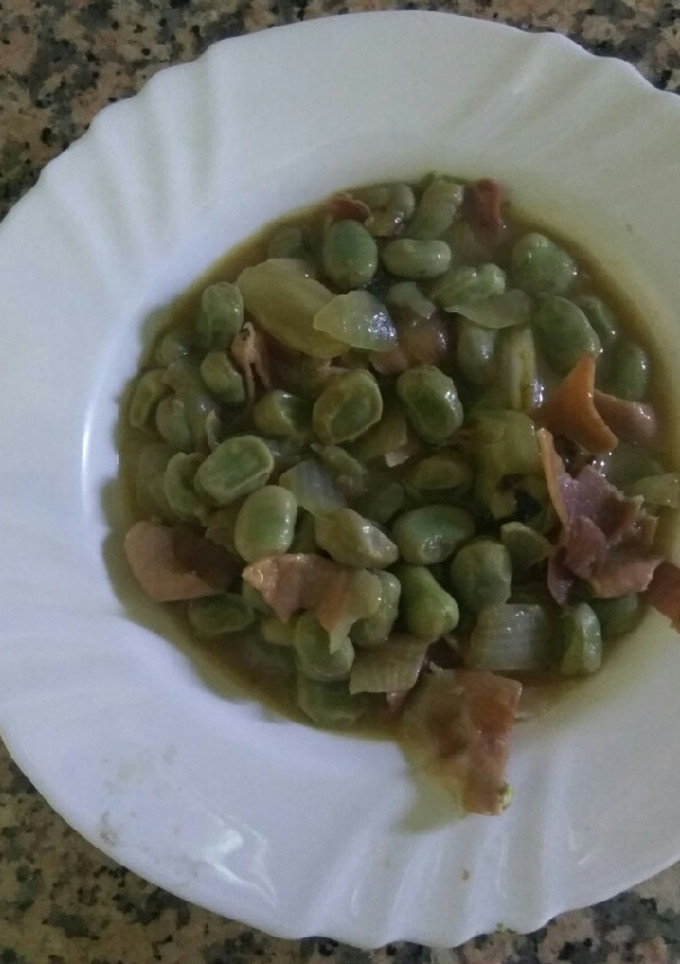Una foto de Habas en salsa