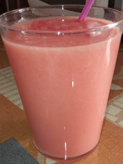 Una foto de Batido de sandía, papaya y leche de coco