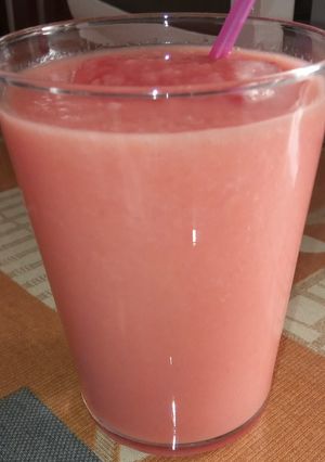Una foto de Batido de sandía, papaya y leche de coco