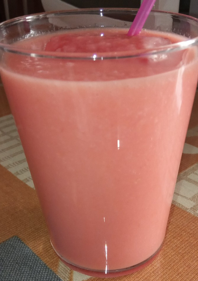 Una foto de Batido de sandía, papaya y leche de coco