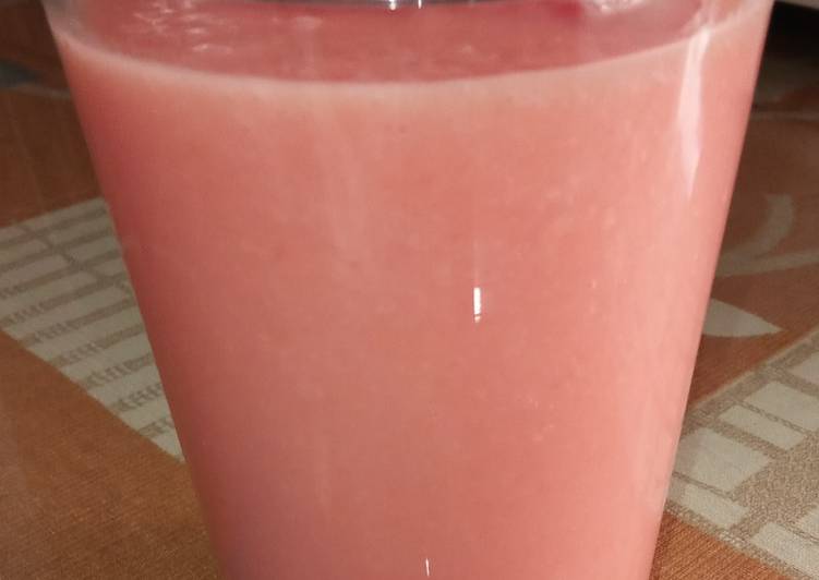 Batido de sandía, papaya y leche de coco