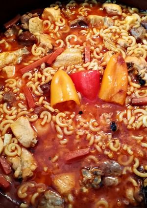 Una foto de Fideos con pollo y cerdo