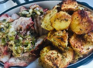 Una foto de BONDIOLA DE CERDO (con verdeos) Y PAPAS CROCANTES🤩😋🥳👏