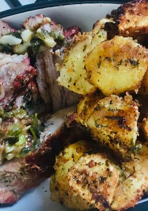 Una foto de BONDIOLA DE CERDO (con verdeos) Y PAPAS CROCANTES🤩😋🥳👏