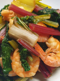Una foto de Acelgas arcoíris con gambas sin gluten