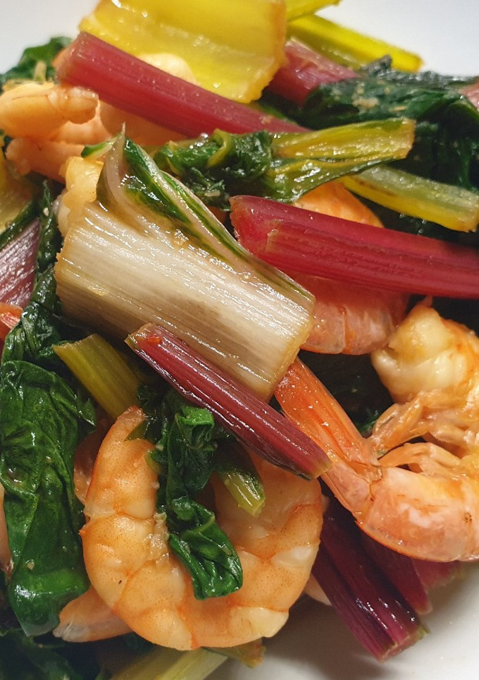 Una foto de Acelgas arcoíris con gambas sin gluten