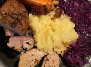 Sült liba máj zsíros krumplival, almás lila káposztával és Sütő tökkel :) Márton nap újra recept fotója