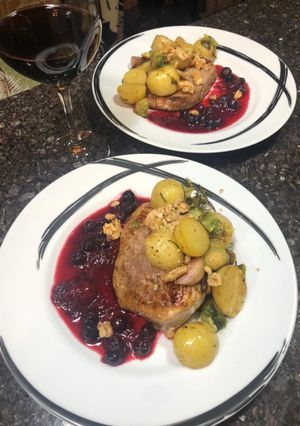 Foto de PICANHA SUÍNA AO MOLHO DE FRUTAS VERMELHAScom batatinhas, couve-de-bruxelas e nozes