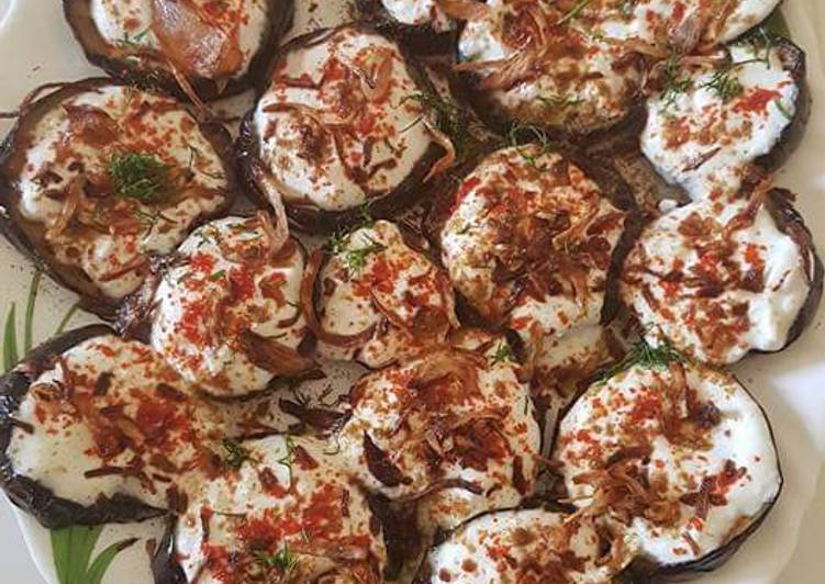 Grilled eggplant with yoghurt sauce