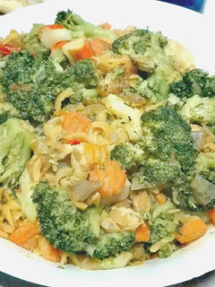 Una foto de Menestra de coliflor, brócoli y zanahorias con espirales de lentejas