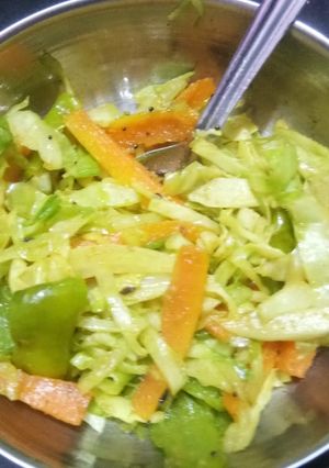 કોબી,ગાજર,મરચાનો સંભારો(Cabbage,carrot,chilli sambharo recipe in Gujarati) રેસીપી મુખ્ય ફોટો