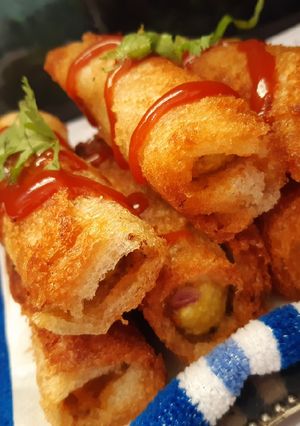 A picture of Roll and sholl, Paneer sandwich.