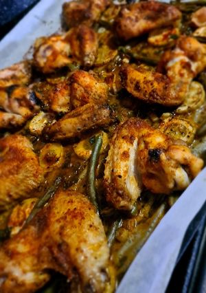 Csirkeszárnyak zöld ágyon recept fotója