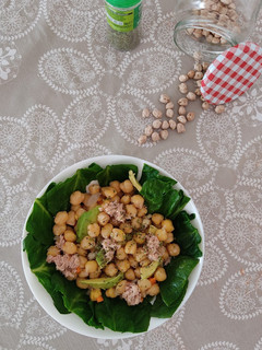 Una foto de Ensalada de garbanzos