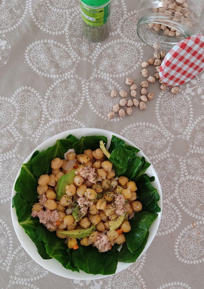 Una foto de Ensalada de garbanzos