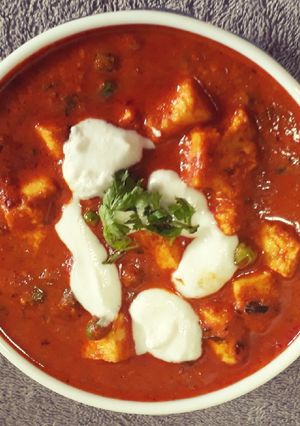 शाही मटर पनीर (shahi mutter paneer recipe in marathi) रेसिपी चे मुख्य फोटो 