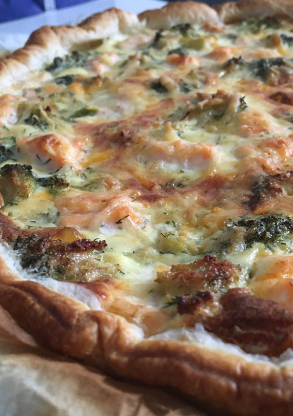 Una foto de Quiche de salmón y brócoli