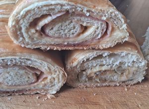 Una foto de Pan rellenos de jamón, queso y de cebolla y queso dambo