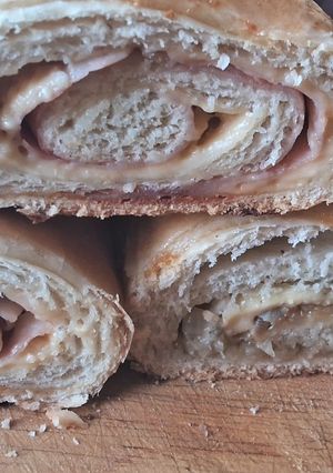 Una foto de Pan rellenos de jamón, queso y de cebolla y queso dambo