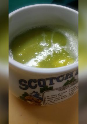 Una foto de Sopa crema de arvejas partidas🍲