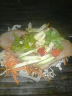 Una foto de Pescado al vapor con Vegetales en hoja de plátano