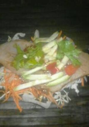 Una foto de Pescado al vapor con Vegetales en hoja de plátano